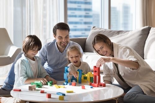 משפחה בזמן פעילות משפחתית