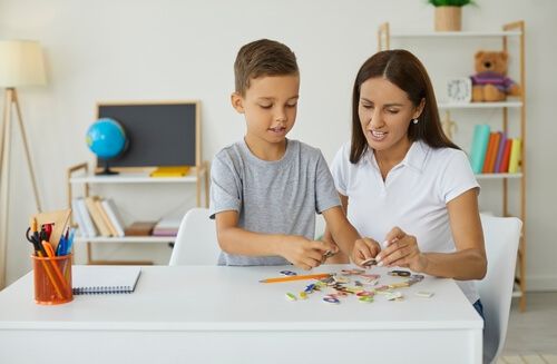 אמא ובנה פותרים פאזל כדי לפתח חשיבה יצירתית אצל ילדים