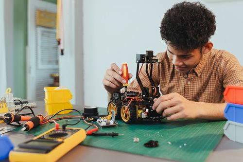 ילד משחק במשחקי הרכבה מומלצים לילדים