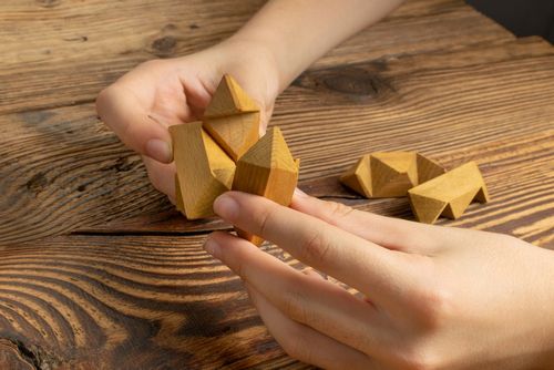 ילד מרכיב פאזל עץ תלת מימד לפיתוח חשיבה יצירתית