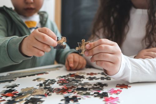 הרכבת פאזל ביחד כאמצעי לפיתוח כישורים חברתיים אצל ילדים